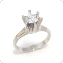 立て爪婚約指輪