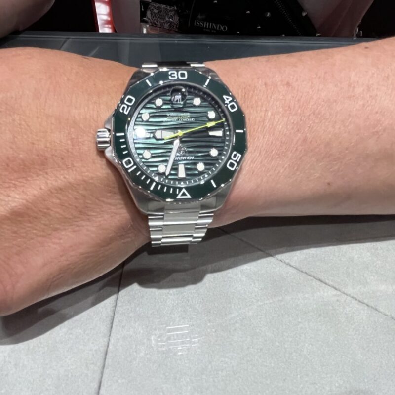 TAG Heuerアクアレーサーを着けた男性