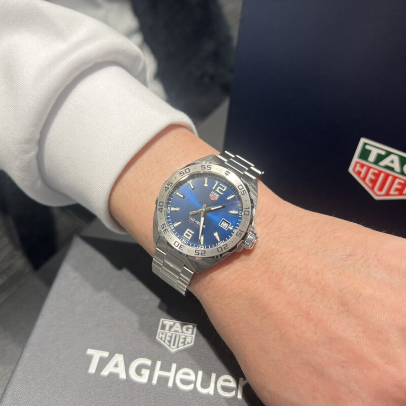 TAG Heuer フォーミュラ1を着用した男性